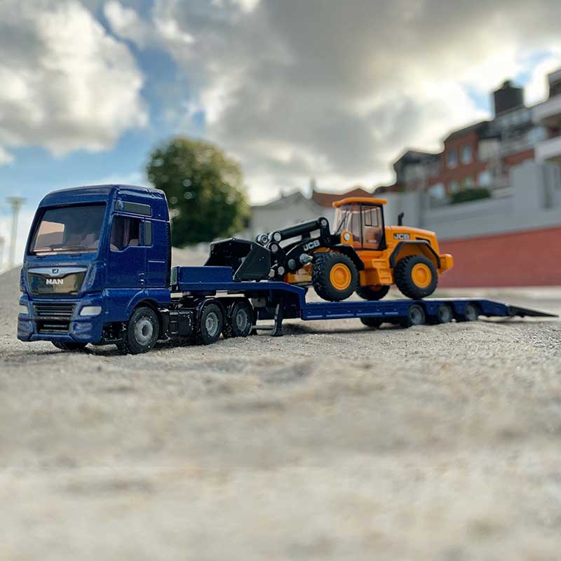 MAN LKW mit Tieflader und <br/> JCB Radlader