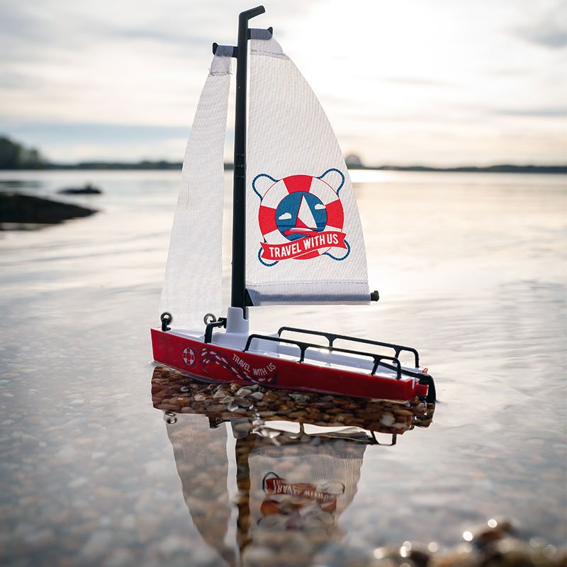 Segelboot mit Bojen