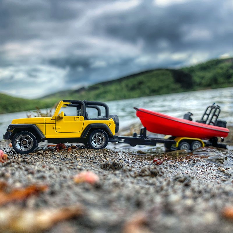 Jeep mit Boot
